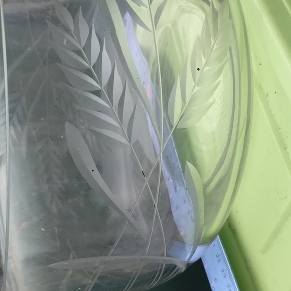 Large leaf etched glass bowl - Picture 3 of 7
